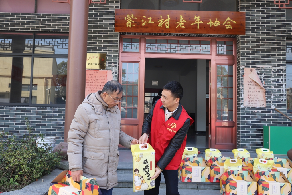 暖春意，，，，，，敬老情-QG刮刮乐多年坚持慰问孤寡老人